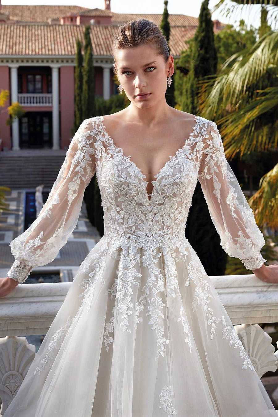 Abito da sposa straordinario con scollo a V, schiena scoperta, maniche lunghe, linea a trapezio e applicazioni