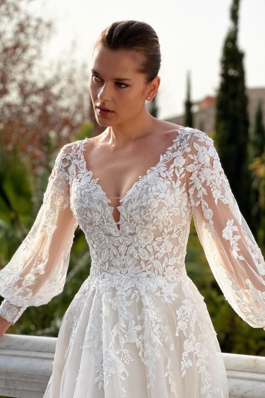 Abito da sposa straordinario con scollo a V, schiena scoperta, maniche lunghe, linea a trapezio e applicazioni