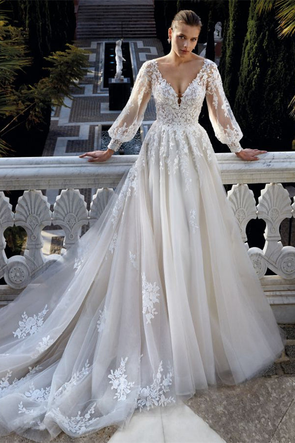 Robe de mariée étonnante à col en V, dos nu, manches longues, coupe évasée avec appliques