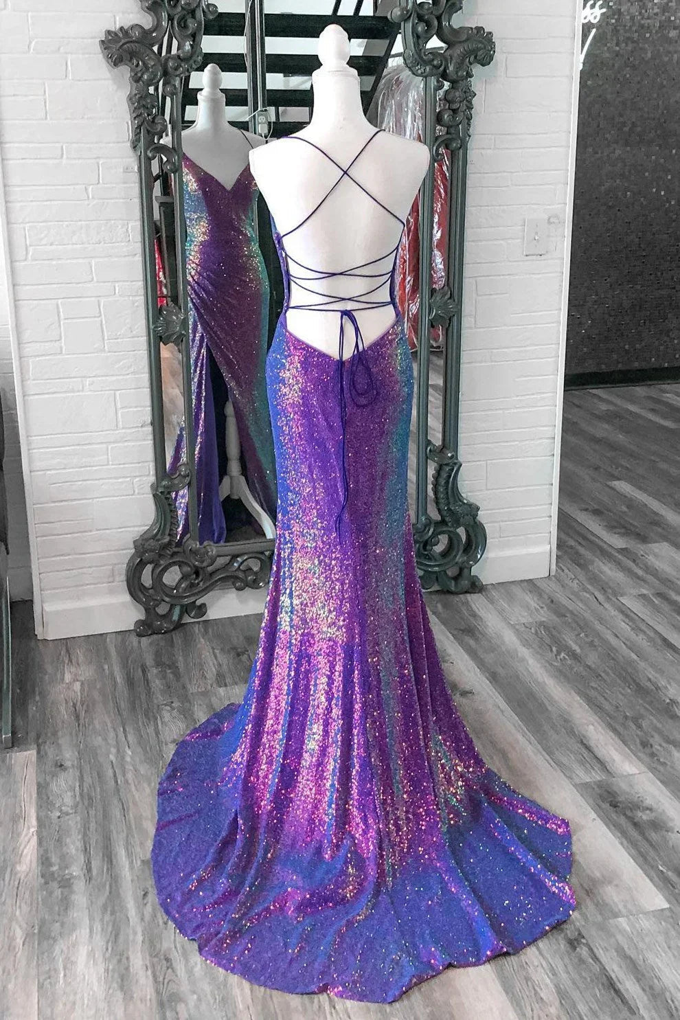 Anara | Vestido longo de baile de finalistas com lantejoulas iridescentes roxas, decote em V, atado com renda e corte de sereia com fenda