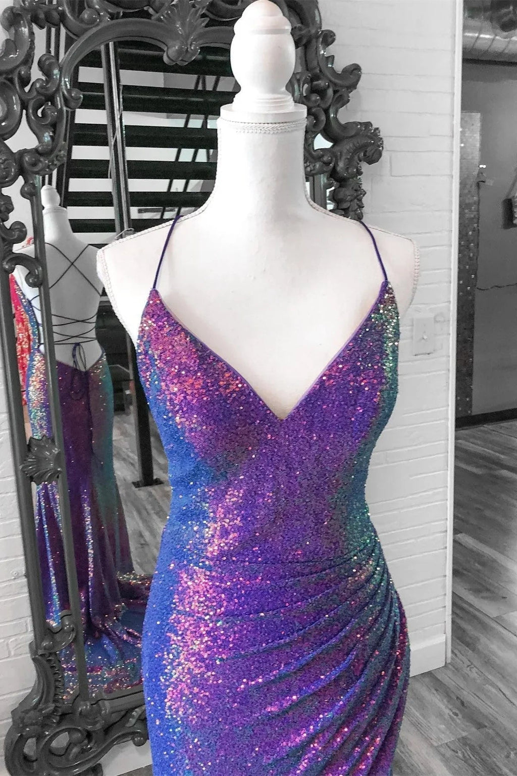 Anara | Vestido longo de baile de finalistas com lantejoulas iridescentes roxas, decote em V, atado com renda e corte de sereia com fenda
