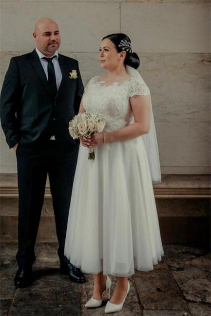 Robe de mariée blanche en tulle longueur cheville avec manches courtes cape
