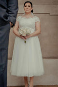 Robe de mariée blanche en tulle longueur cheville avec manches courtes cape