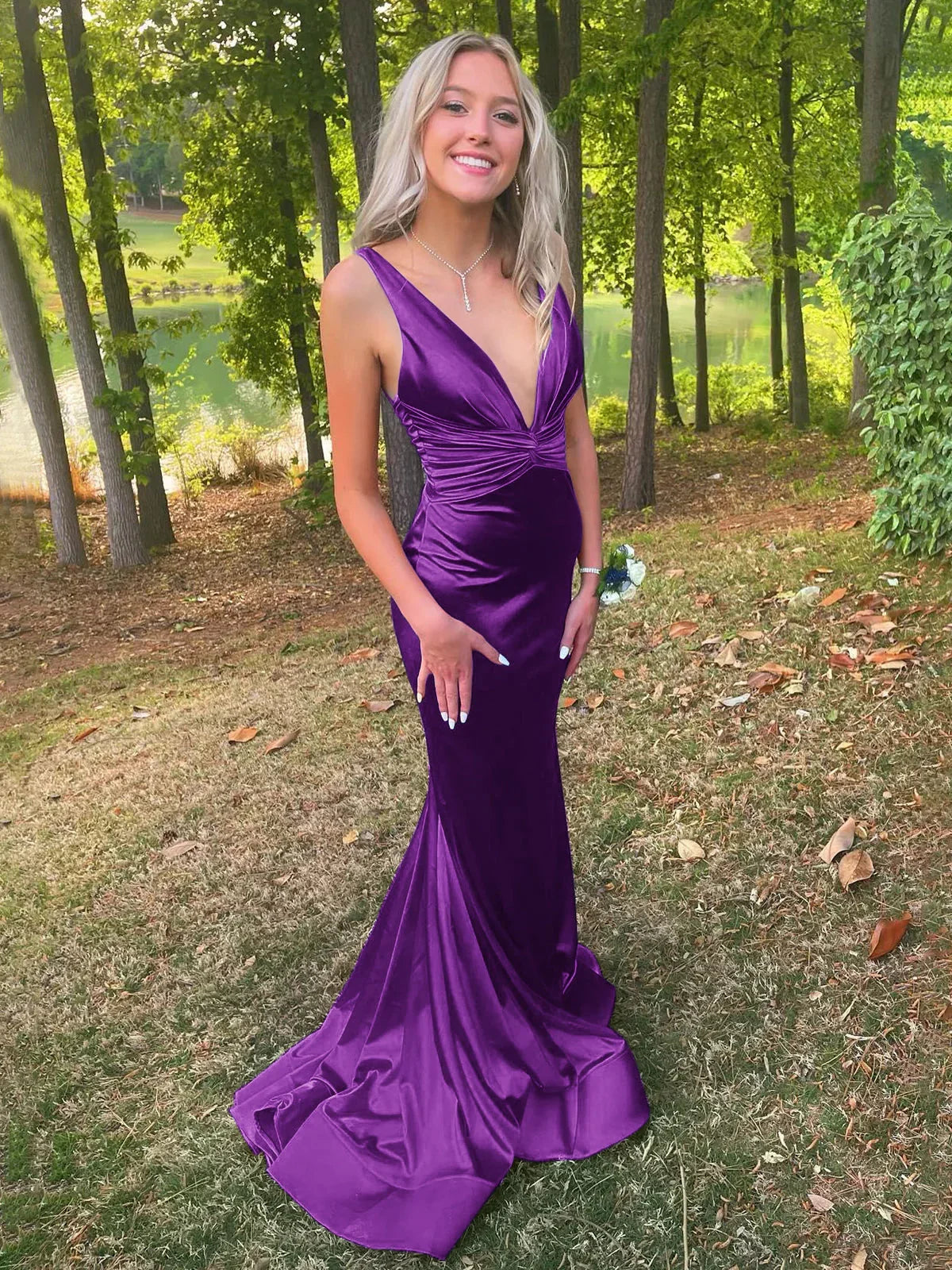 Anwea | Robe de bal sirène plissée en satin bleu plongeant
