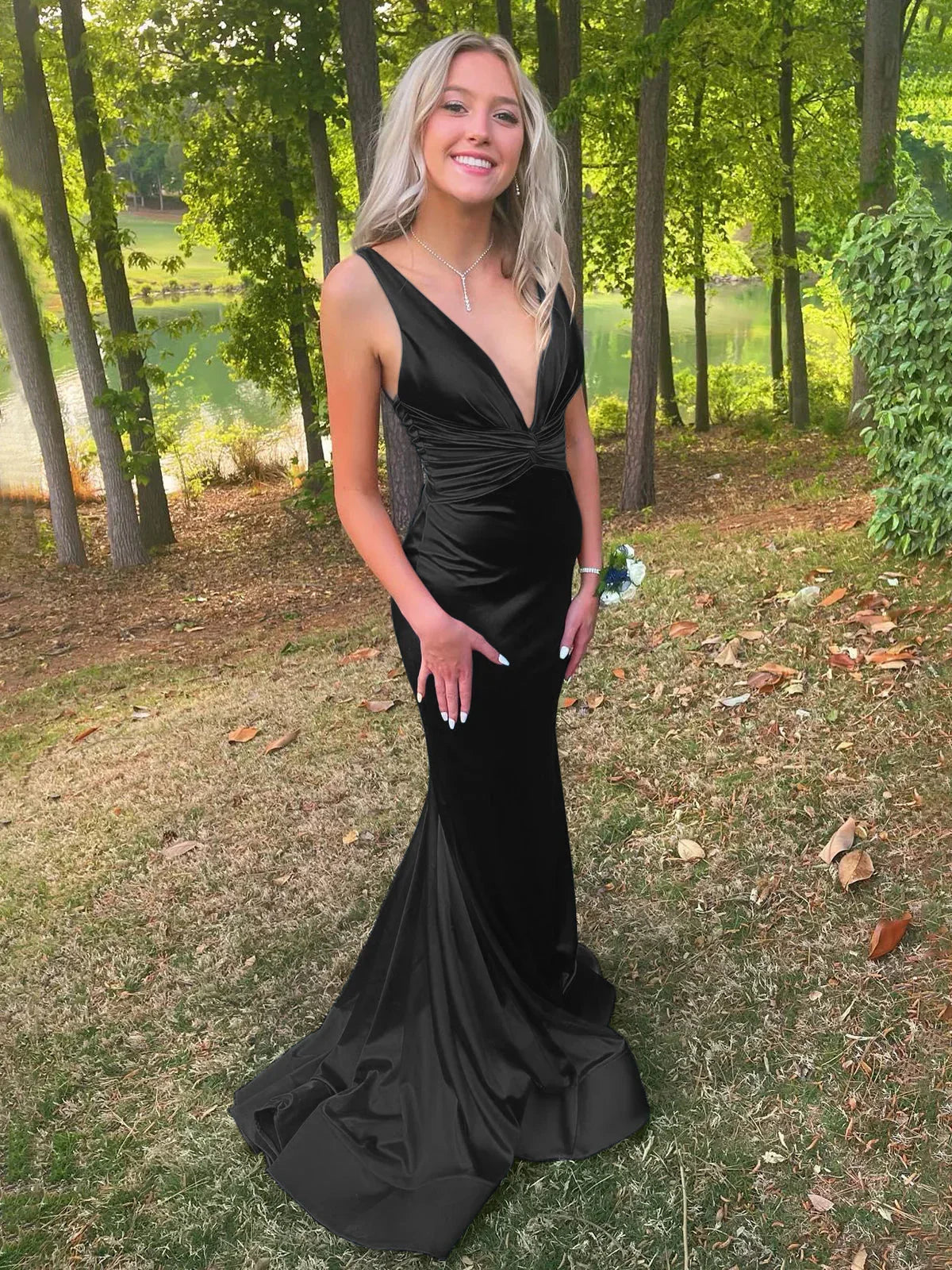 Anwea | Robe de bal sirène plissée en satin bleu plongeant