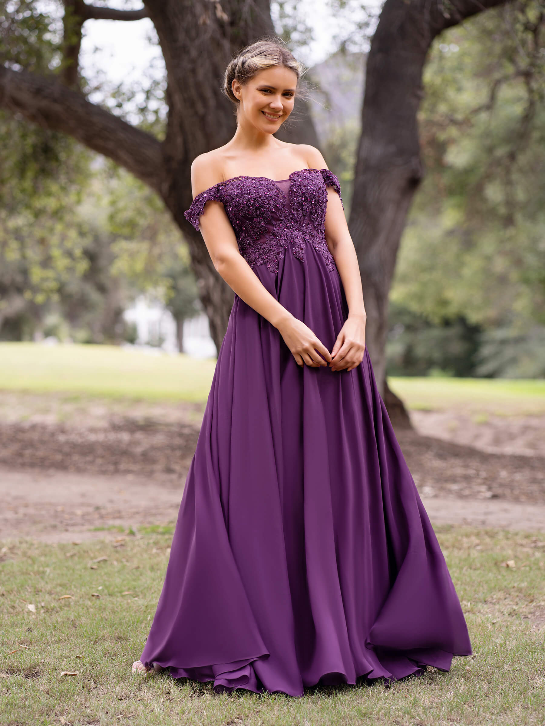 Robe de bal longue en mousseline avec applications en dentelle