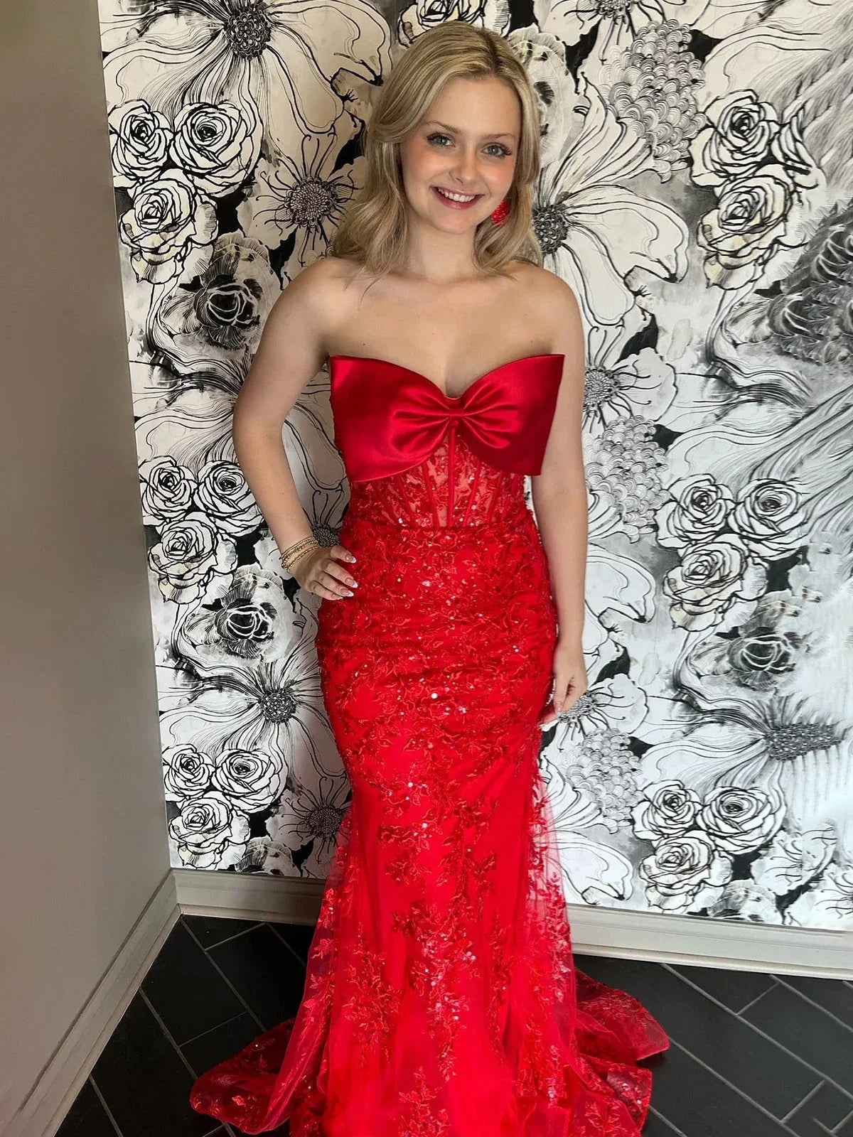 Arvin | Robe longue de bal rouge sirène sans bretelles avec appliques en dentelle et nœud