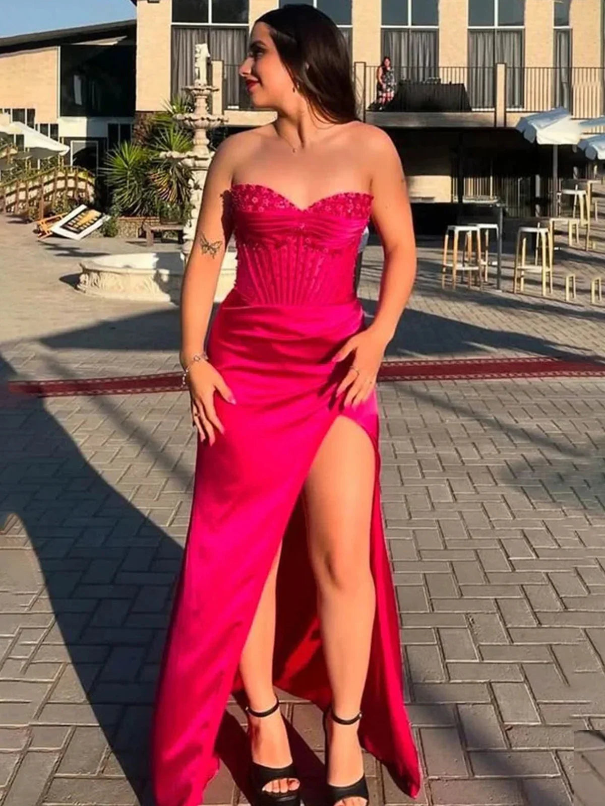 Astraea | Robe de bal longue bleue sans bretelles ornée de perles et froncée avec fente