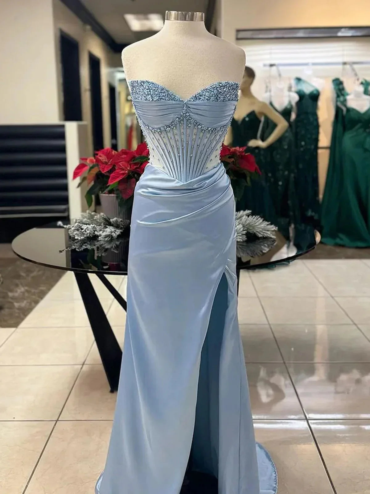 Astraea | Robe de bal longue bleue sans bretelles ornée de perles et froncée avec fente