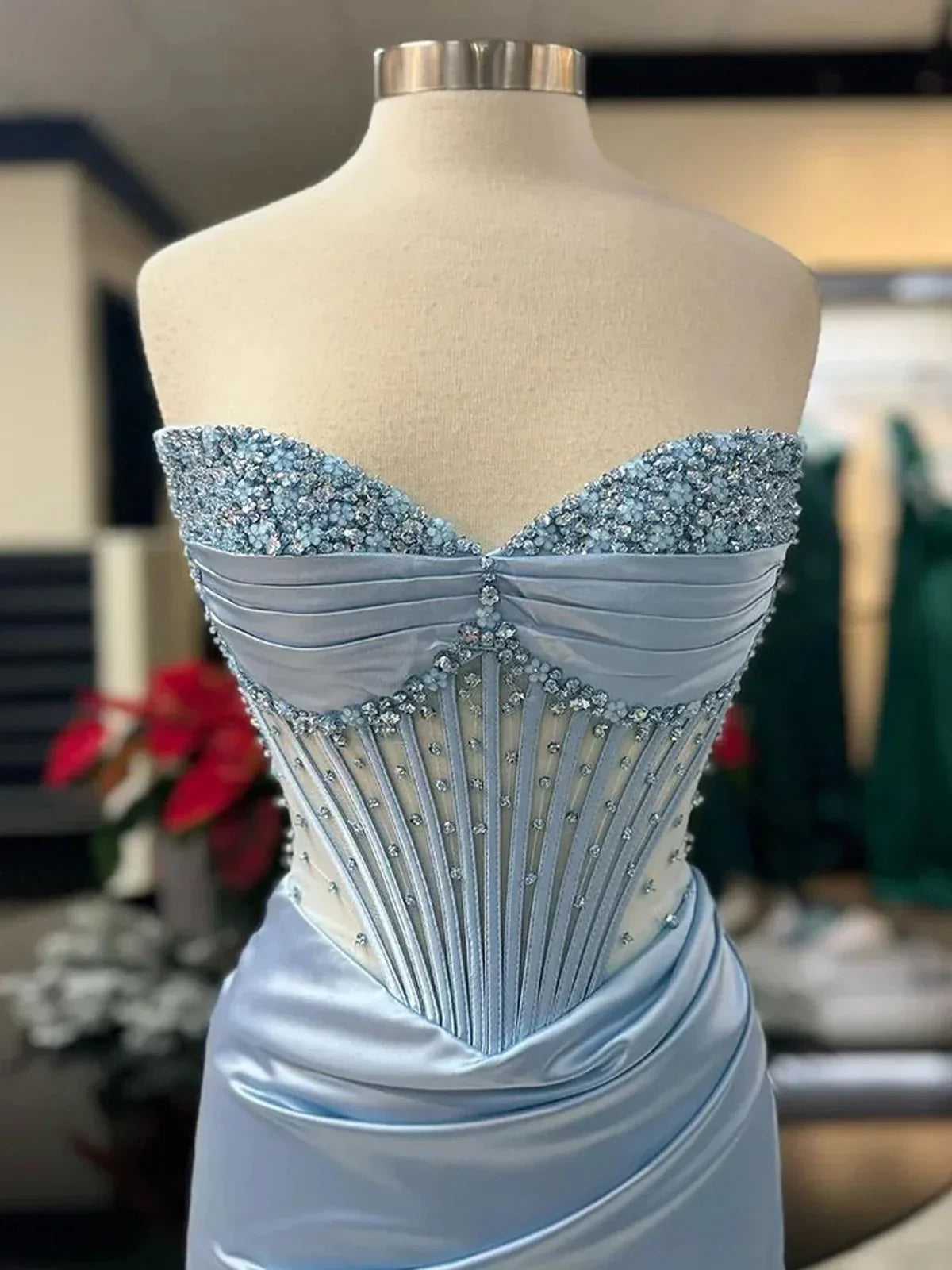 Astraea | Robe de bal longue bleue sans bretelles ornée de perles et froncée avec fente