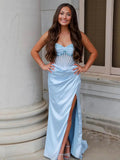 Astraea | Robe de bal longue bleue sans bretelles ornée de perles et froncée avec fente