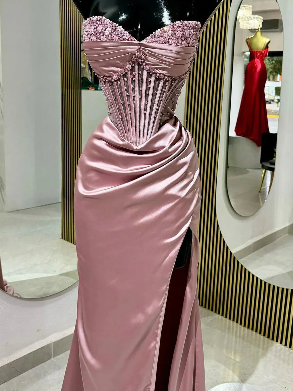 Astraea | Robe de bal longue bleue sans bretelles ornée de perles et froncée avec fente