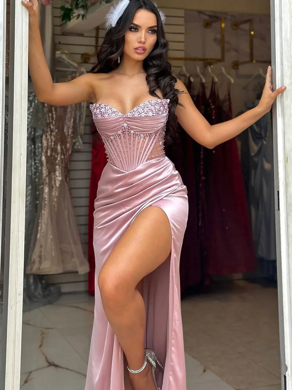 Astraea | Robe de bal longue bleue sans bretelles ornée de perles et froncée avec fente