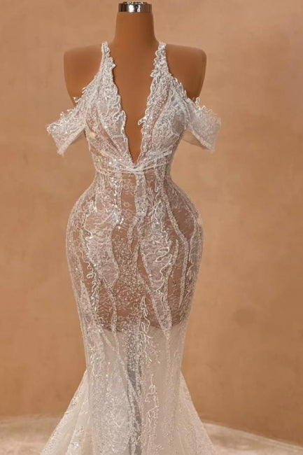 Abito da sera lungo avorio con spalline a collo alto, scollatura a spalle scoperte, taglio a sirena, spacco frontale e pizzo elegante