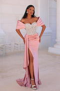 Abito da sera lungo rosa con scollo a barca, pizzo, perline e spacco, stile sirena attraente