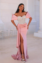 Abito da sera lungo rosa con scollo a barca, pizzo, perline e spacco, stile sirena attraente