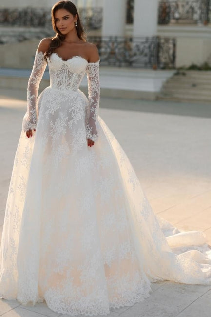 Atractivo vestido de novia blanco largo de encaje con corte en A y hombros descubiertos, con mangas largas