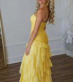 Aurora | Robe longue de bal jaune ajustée à volants froncés avec fente