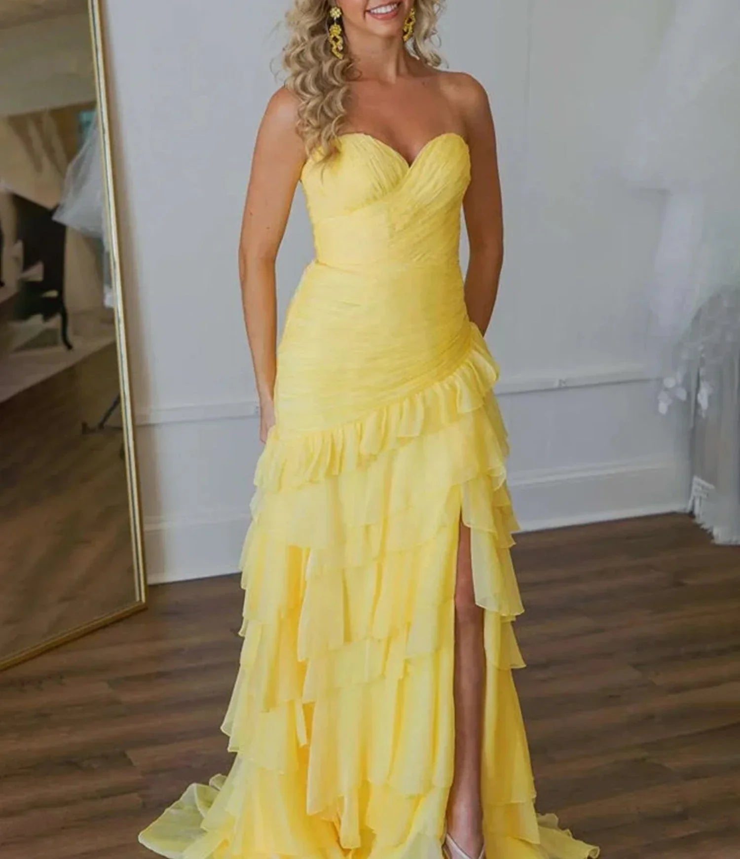 Aurora | Robe longue de bal jaune ajustée à volants froncés avec fente