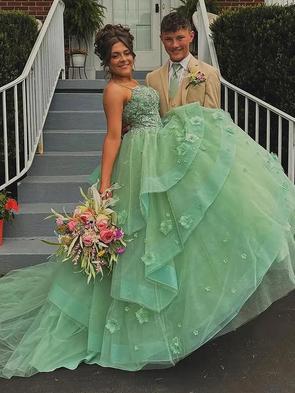 Azurena | Robe de bal longue en tulle vert sauge à décolleté cœur avec applications