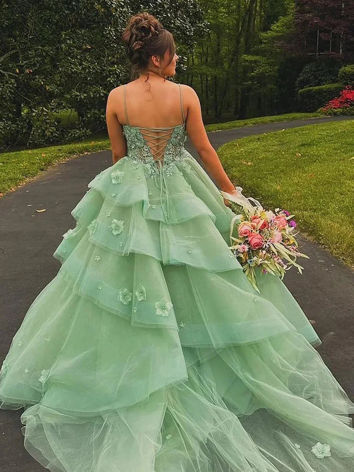 Azurena | Robe de bal longue en tulle vert sauge à décolleté cœur avec applications