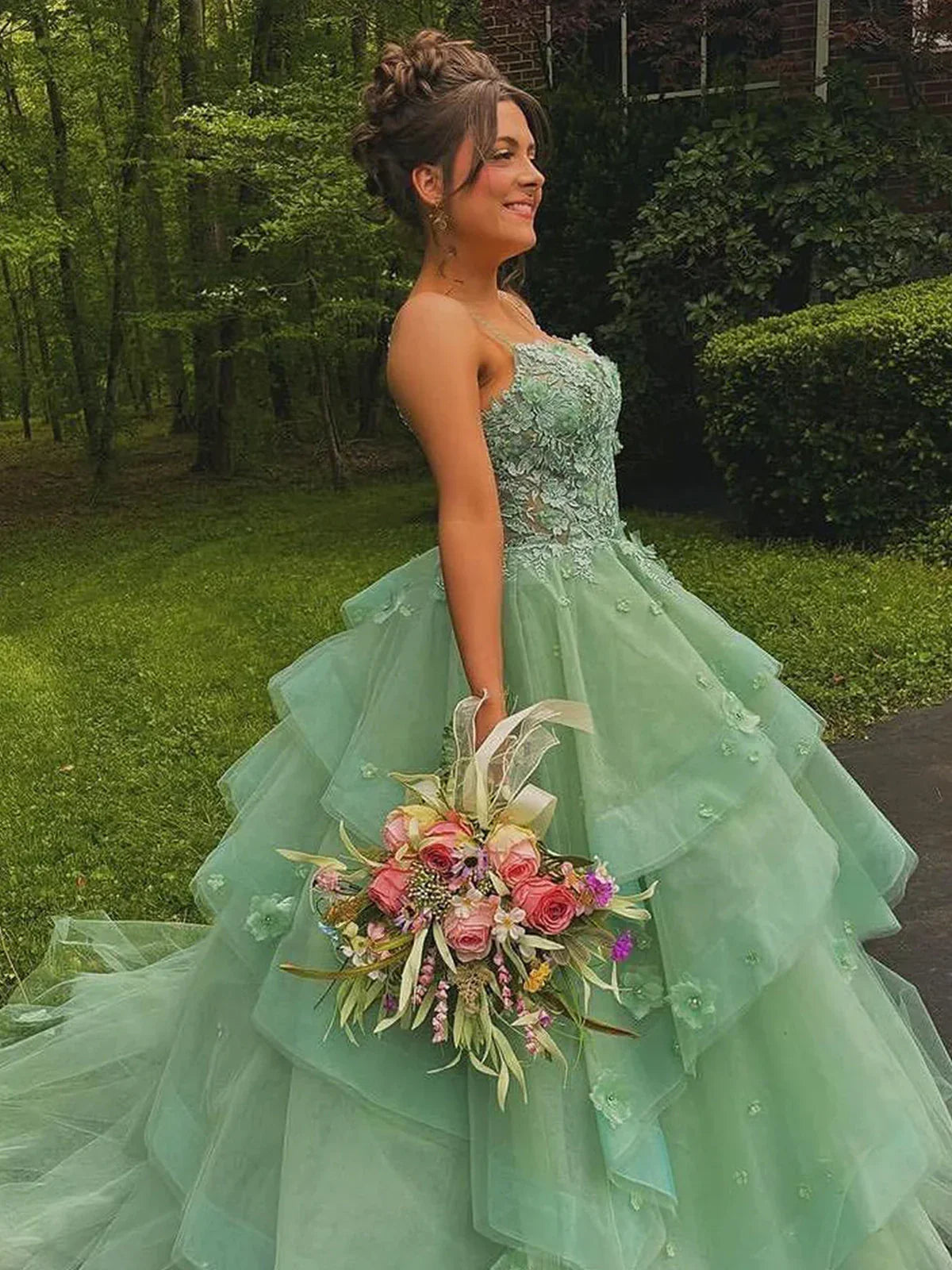 Azurena | Robe de bal longue en tulle vert sauge à décolleté cœur avec applications