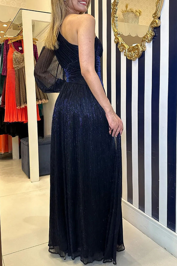 Vestido largo con un hombro descubierto, plisado y tejido brillante, estilo concierto chic 