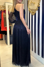 Vestido largo con un hombro descubierto, plisado y tejido brillante, estilo concierto chic 