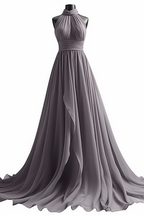 Vestido longo de cerimónia em chiffon sem mangas com gola halter e pregas elegantes