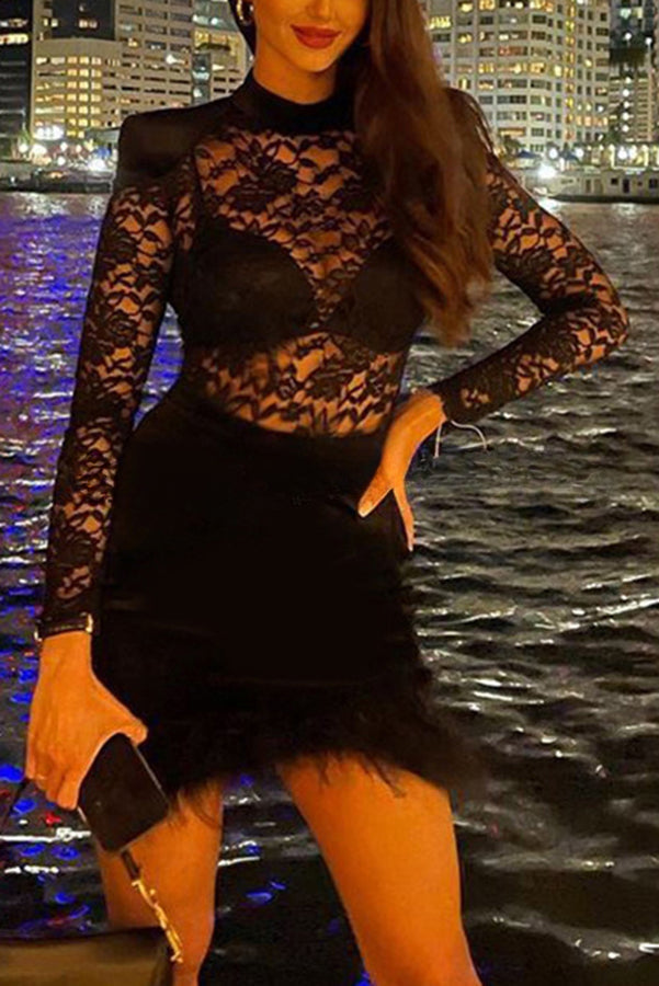 Vestido mini con ribete de plumas y retazos de terciopelo y encaje que vale la pena apreciar 