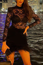 Vestido mini con ribete de plumas y retazos de terciopelo y encaje que vale la pena apreciar 