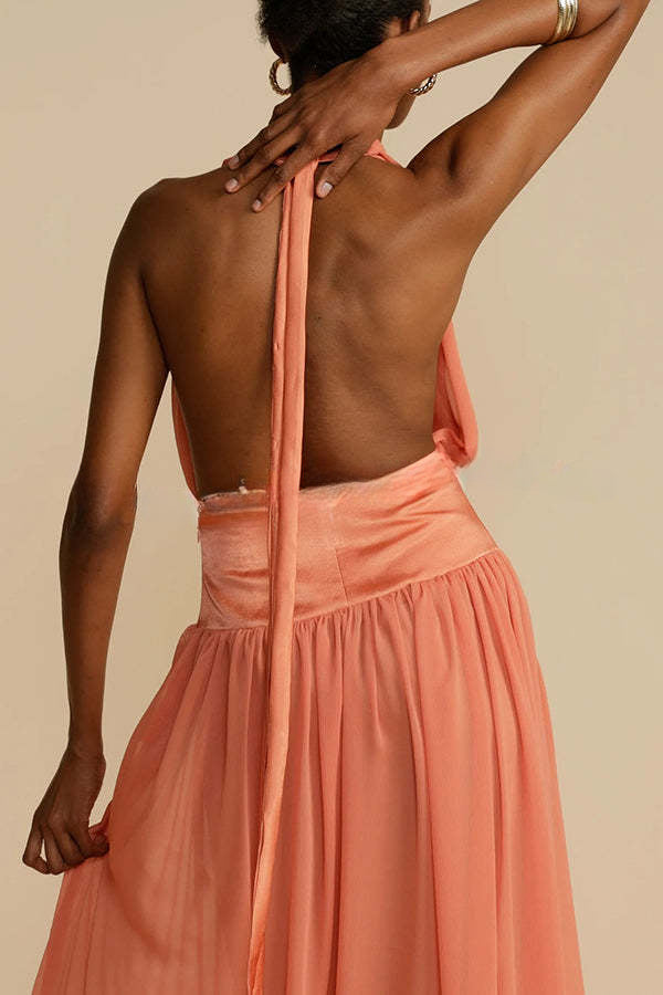 Weiblichkeit und Eleganz – Neckholder-Maxikleid mit freiem Rücken aus Tüll 