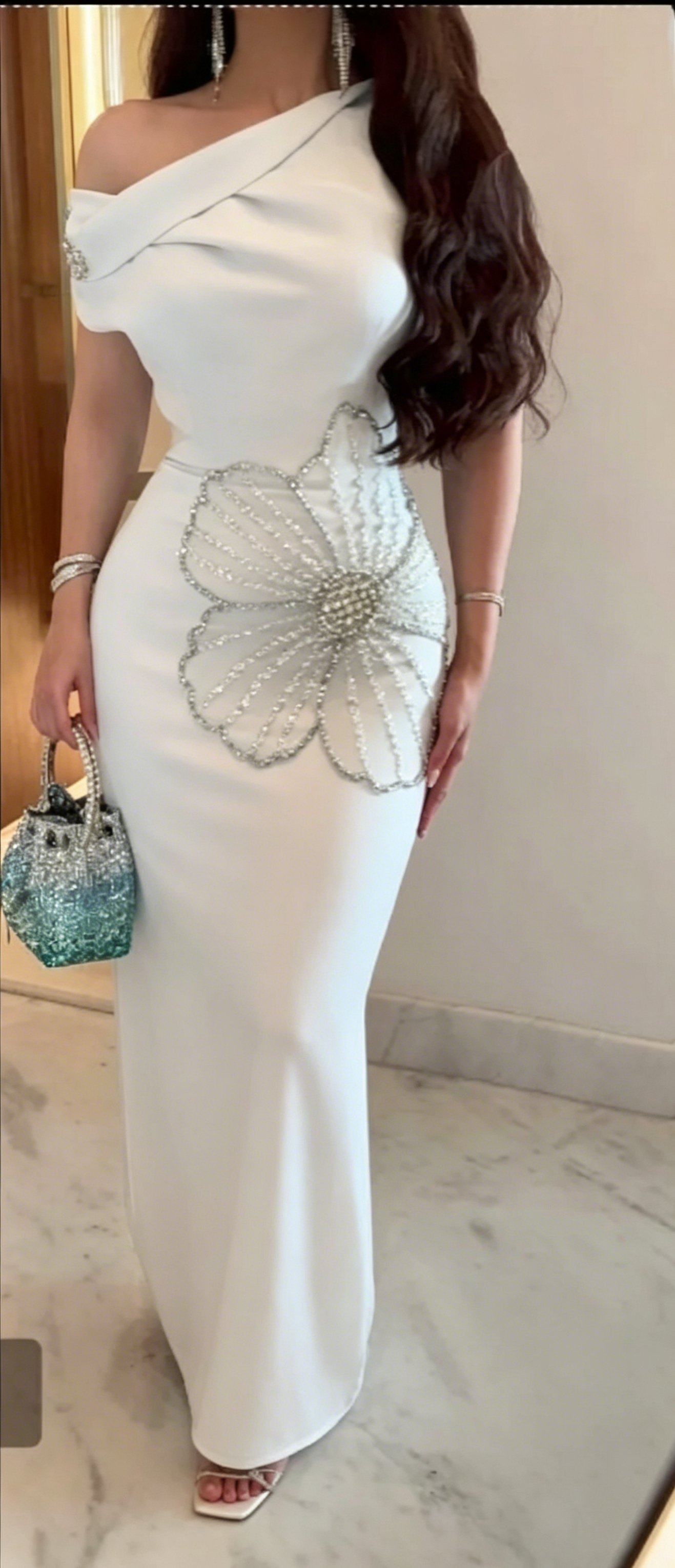 Elegante abito da sera blu in raso con una spalla e perline Y8260