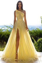Abito da sera giallo in tulle a linea ad A con una spalla, spacco frontale e paillettes