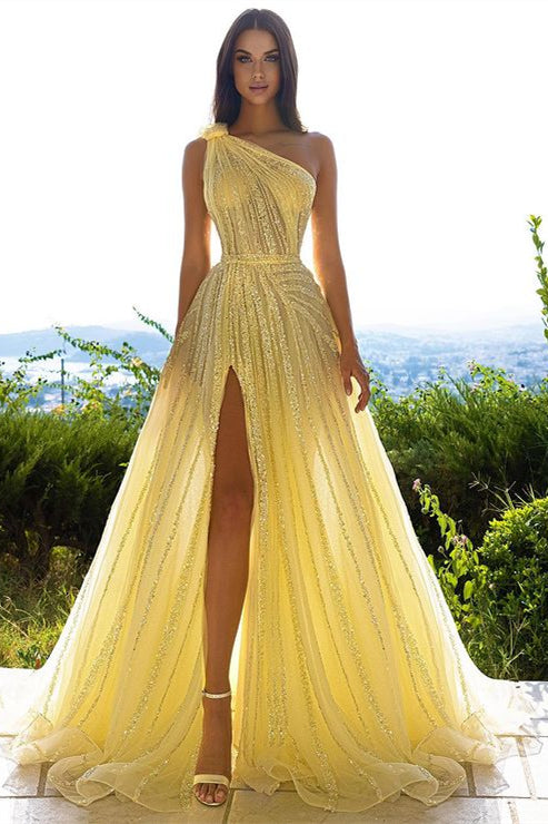 Abito da sera giallo in tulle a linea ad A con una spalla, spacco frontale e paillettes