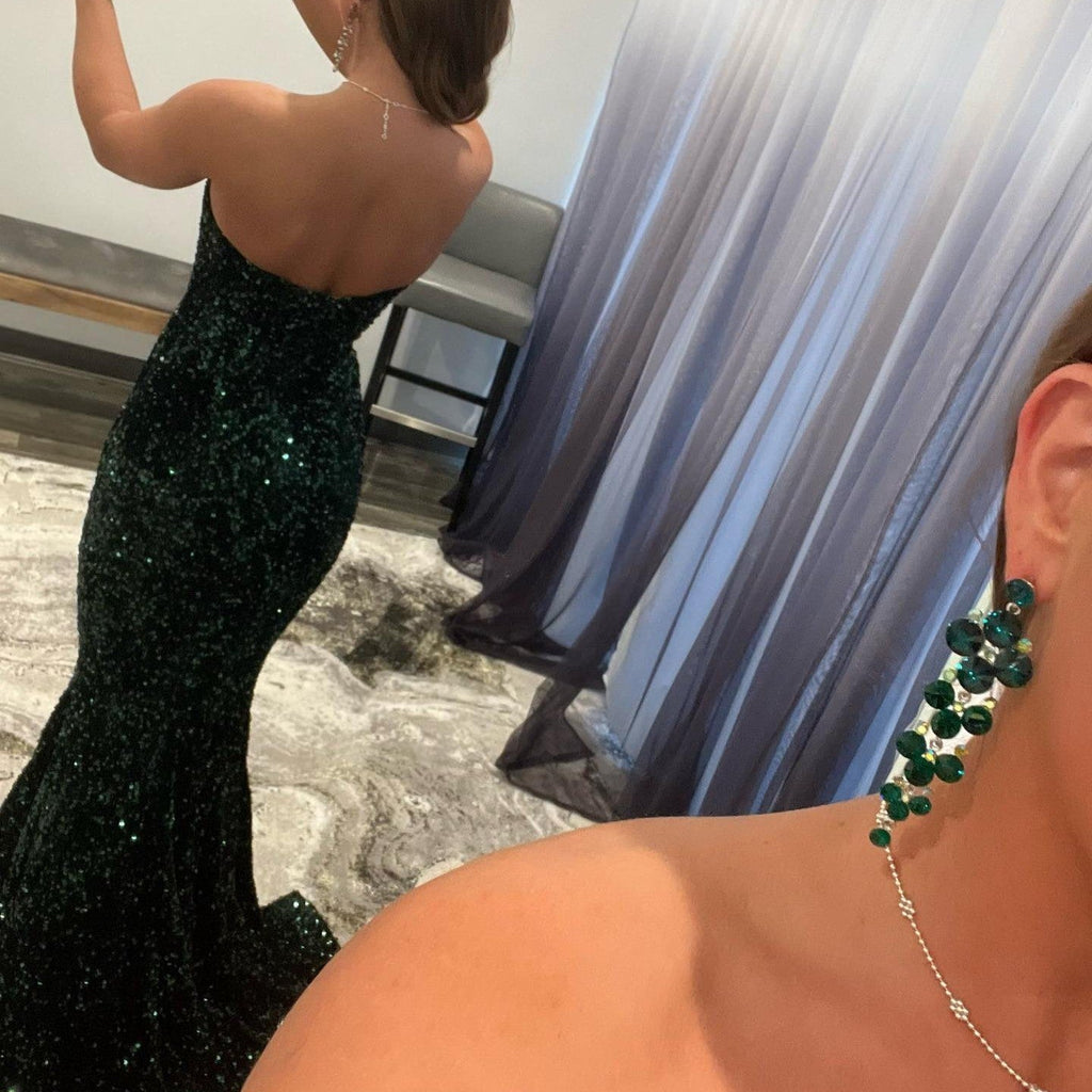 Abito lungo da sera a sirena con scollo a V e schiena scoperta decorato con paillettes