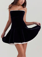 فستان أسود مخملي بدون أكتاف