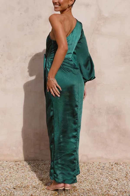 Endaring Romance – Maxikleid aus Satin mit One-Shoulder-Träger und Schlitz vorne zum Binden 