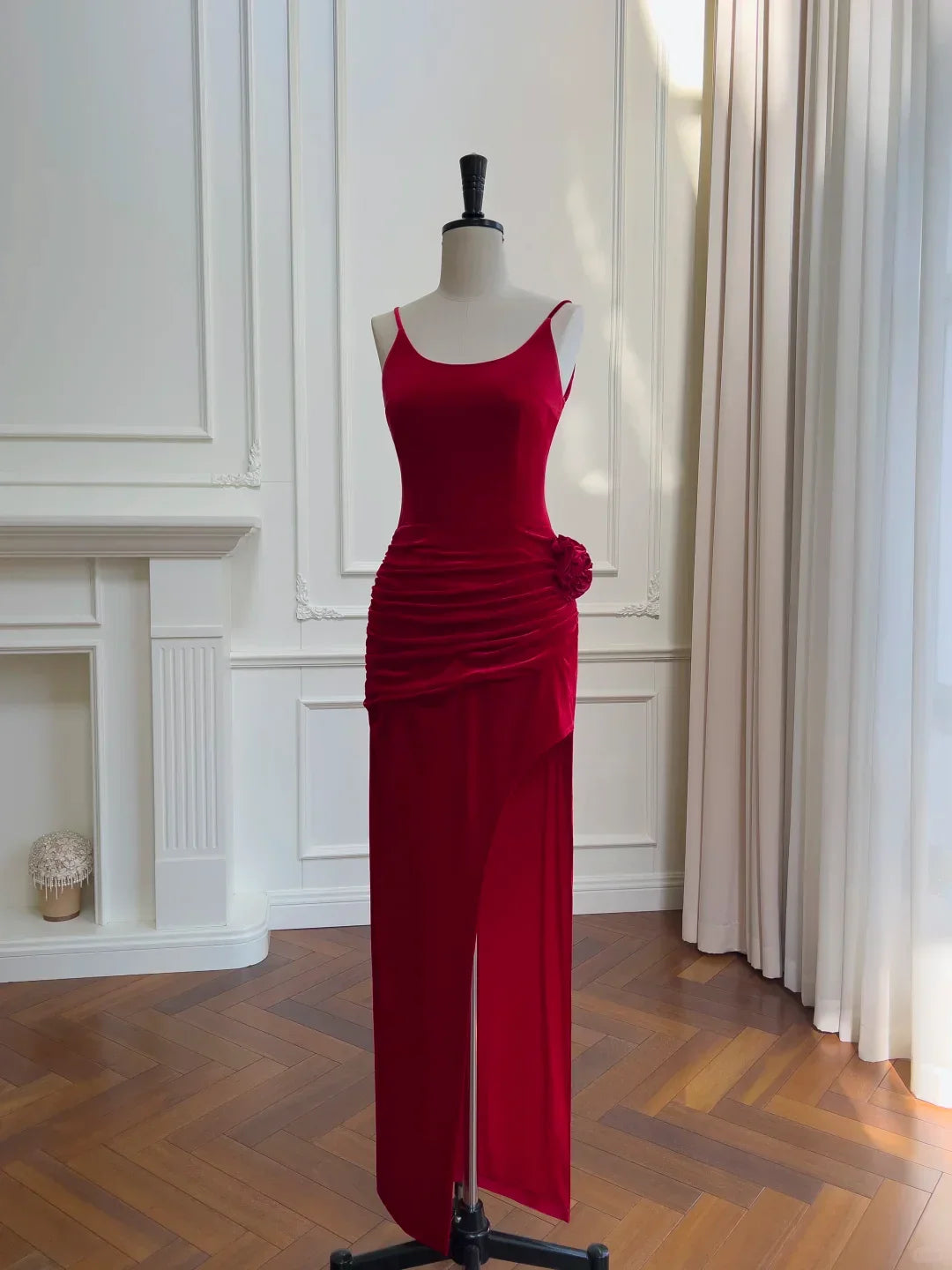 Abito da sera rosso scintillante con spalline sottili, spacco e pieghe, abito da ballo con fiore Y8588