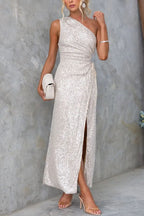 Vestido largo Luxe Landing con lentejuelas, un hombro descubierto y abertura en la cintura 