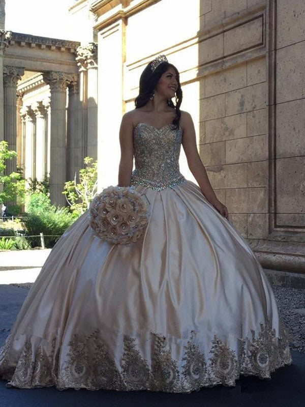 Robe de bal perlée en satin à décolleté cœur sans manches pour bal de fin d'année