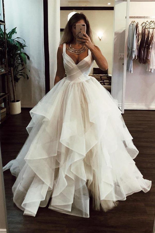 Ballkleid Elegantes bodenlanges Brautkleid aus Tüll mit kaskadierenden Rüschen
