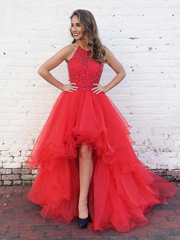 Robe de bal à col licou sans manches ornée de perles en tulle