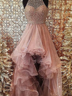 Robe de bal à col licou sans manches ornée de perles en tulle