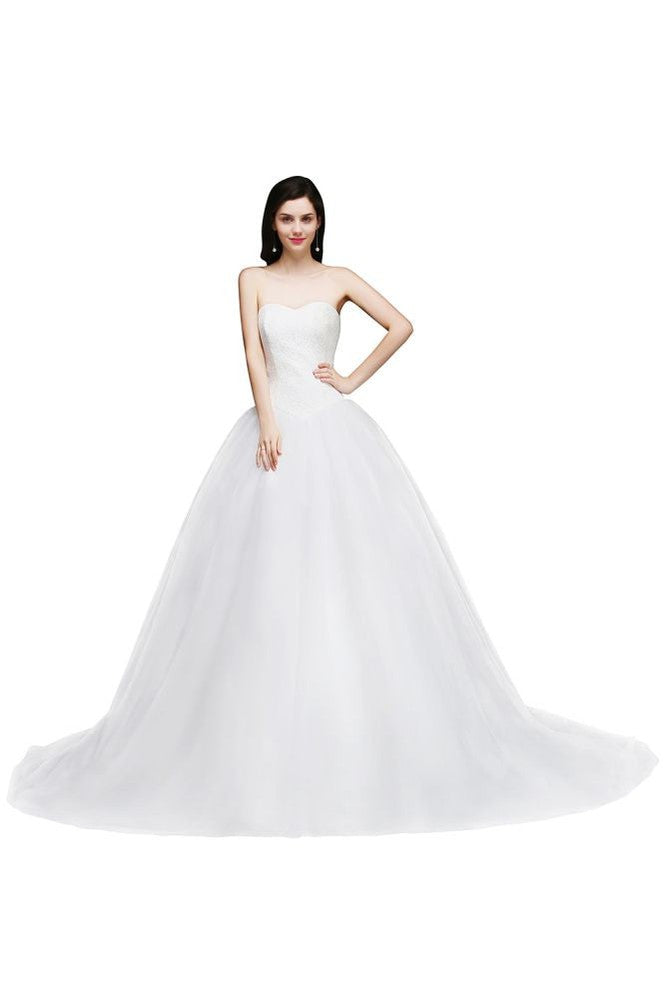 Robe de mariée en tulle à corsage en dentelle et décolleté cœur