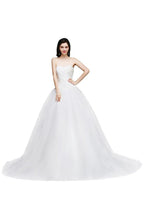 Robe de mariée en tulle à corsage en dentelle et décolleté cœur