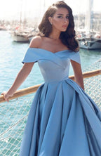 Robe de bal longue bleue à épaules dénudées