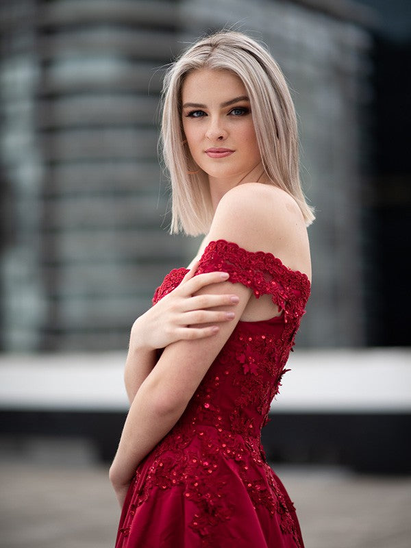 Vestido de fiesta largo hasta el suelo sin mangas con apliques de satén y hombros descubiertos