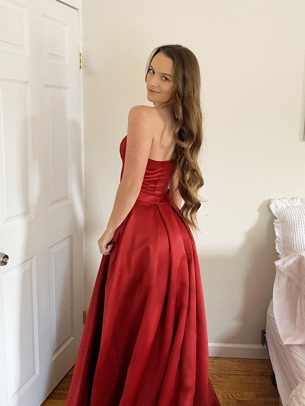 Robe de bal en satin à volants, sans manches et sans bretelles