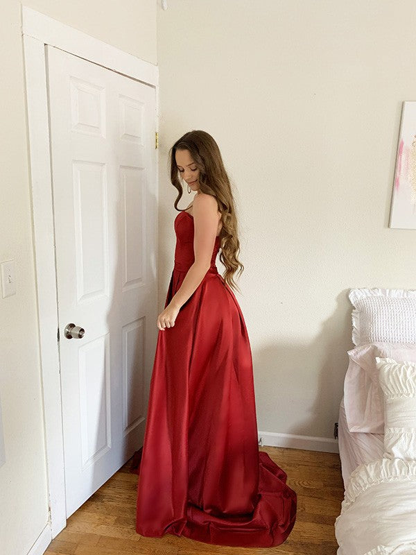 Robe de bal en satin à volants, sans manches et sans bretelles